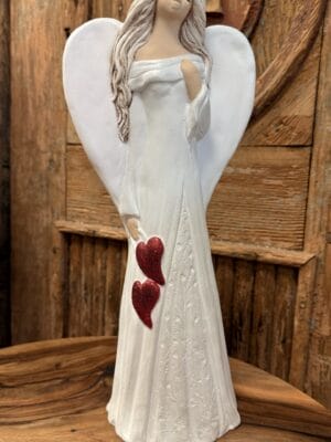 Anioł ceramiczny biały z sercami