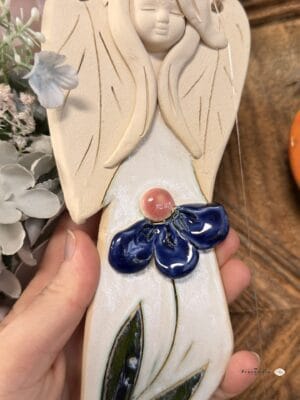 Anioł ceramiczny biały z kwiatkiem