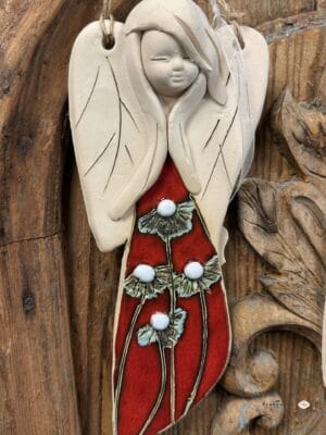 Anioł ceramiczny czerwony z chabrami