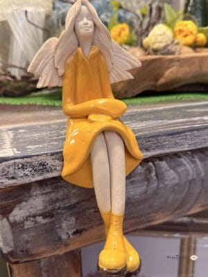 Anioł siedzący w glanach (Patyczak) żółty