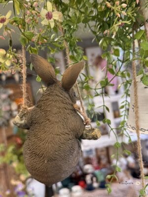 Króliczek z żywicy – brązowy, 10.5cm x 11.5cm x 17